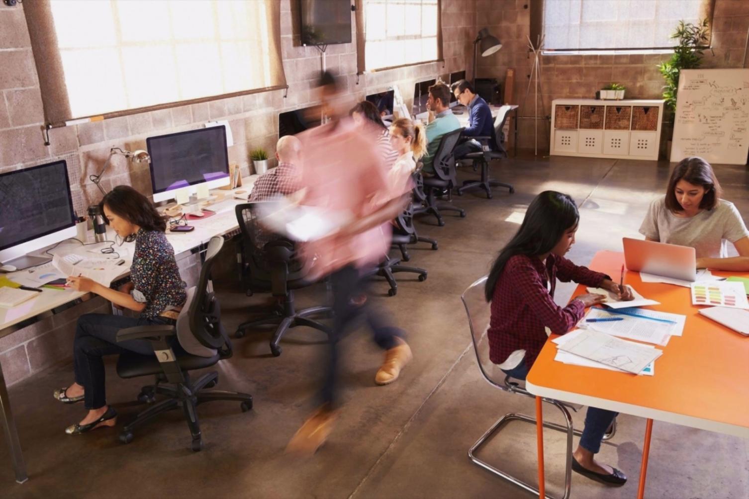 Nahaufnahme einer offenen Hand als Symbol für Offenheit und Bereitschaft zum Dialog